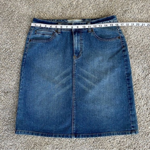 Denver Hayes medium wash knee length classic fit denim skirt. Women's size 8 - Picture 6 of 7